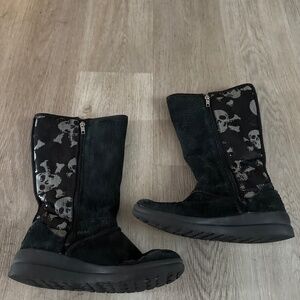 Vintage UGG skull boots